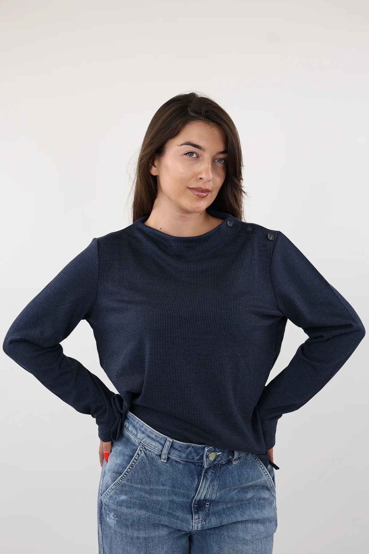 Bluze shoulder buttons