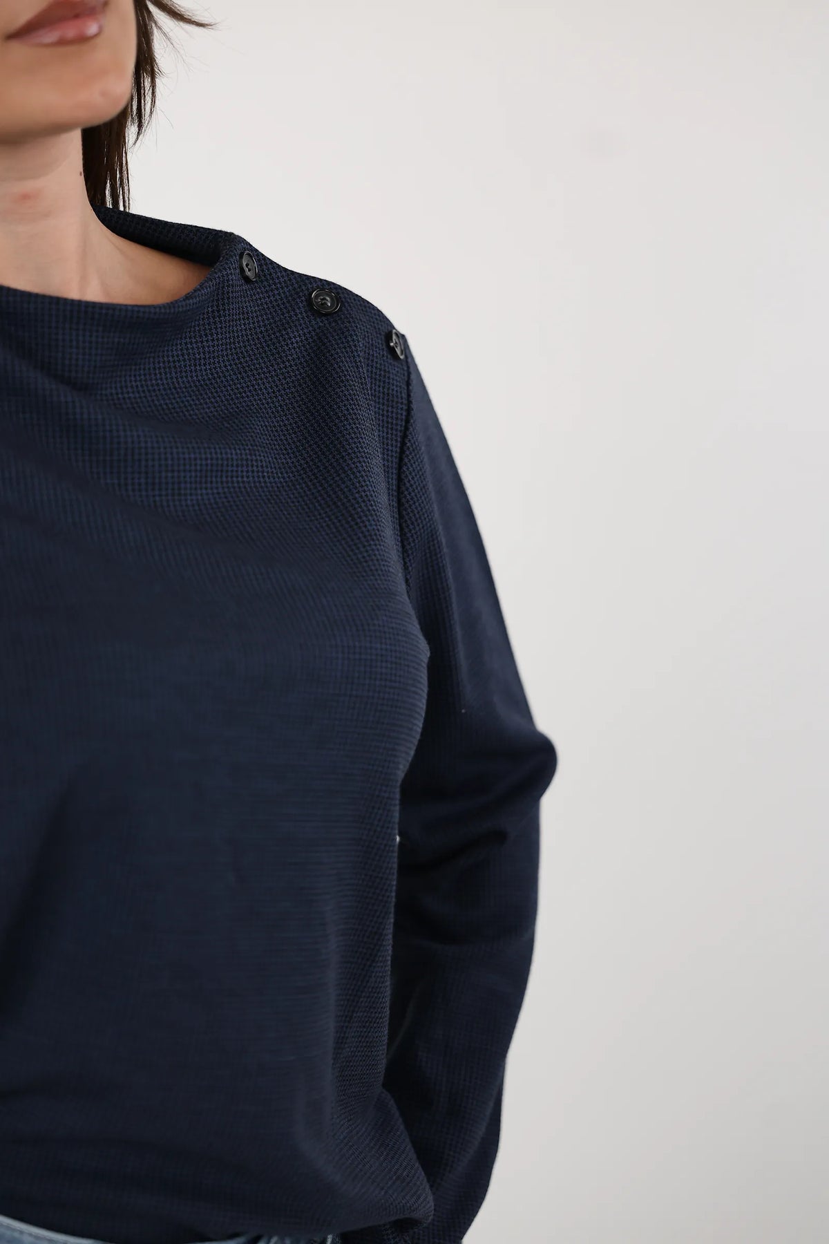 Bluze shoulder buttons