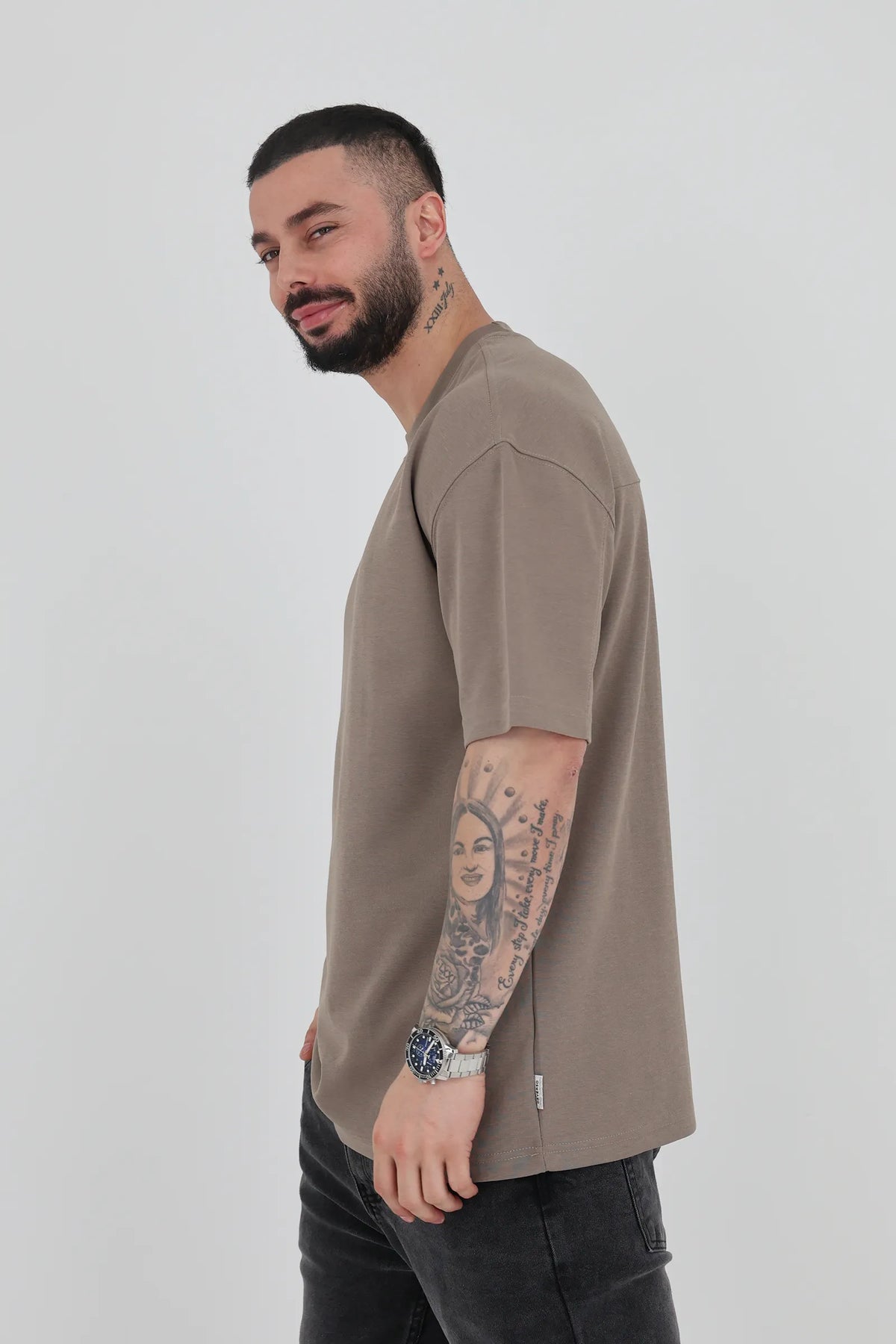 Maice relaxed shoulder