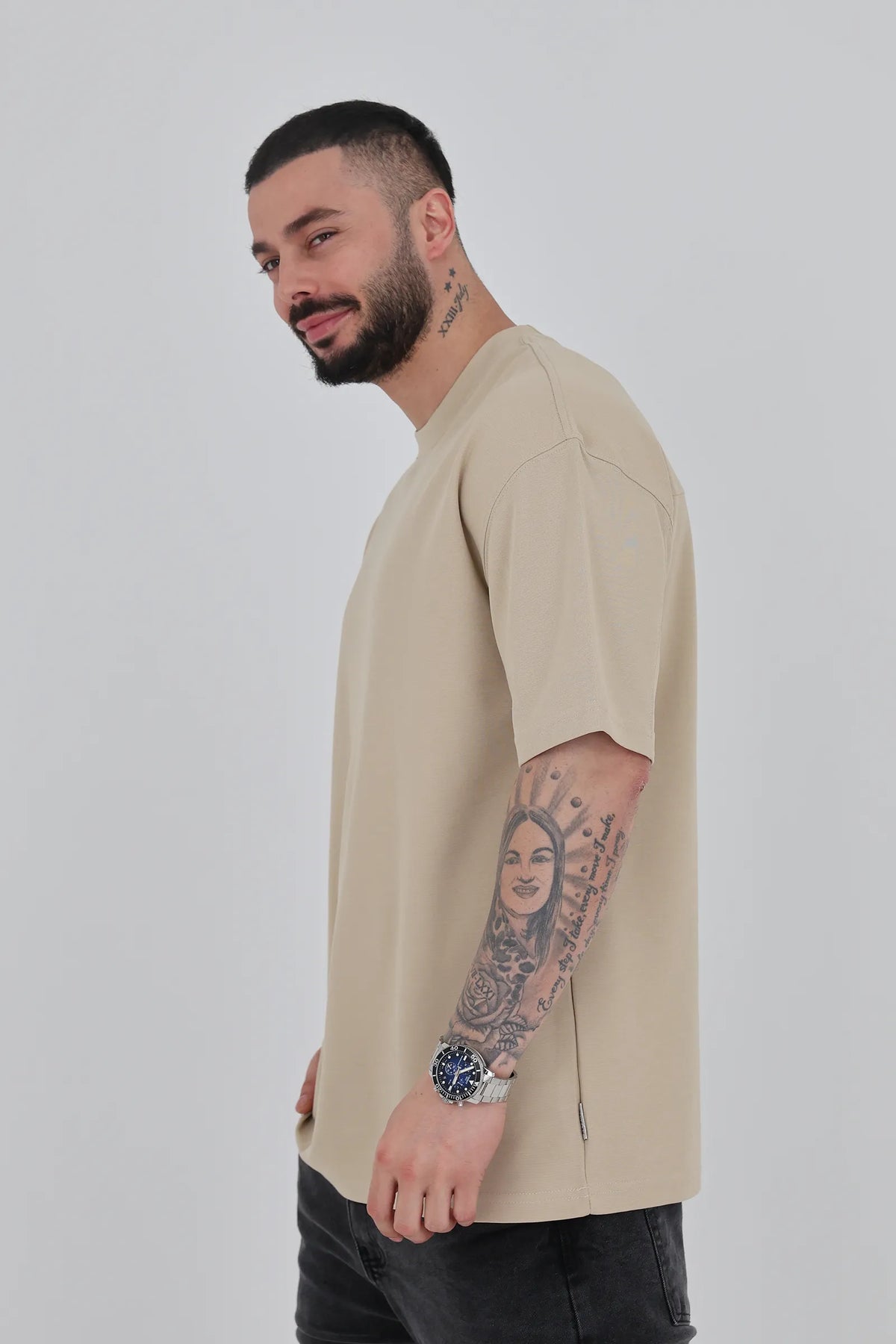 Maice relaxed shoulder
