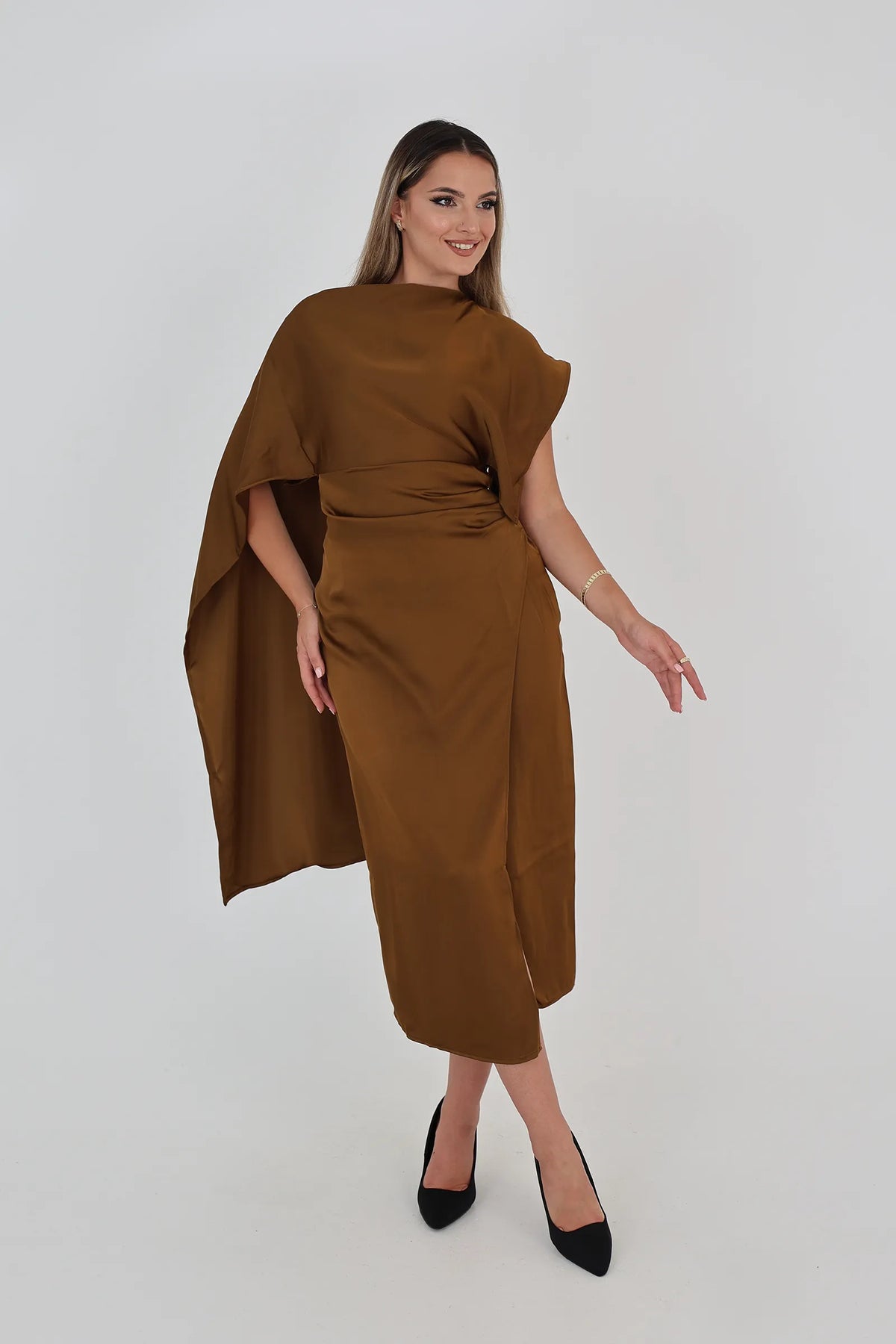 Fustan flowing cape-like
