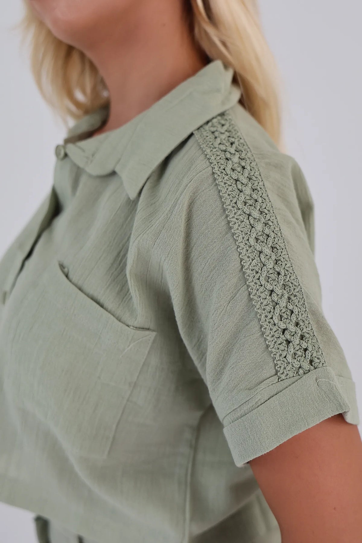 Kemishe lace detail