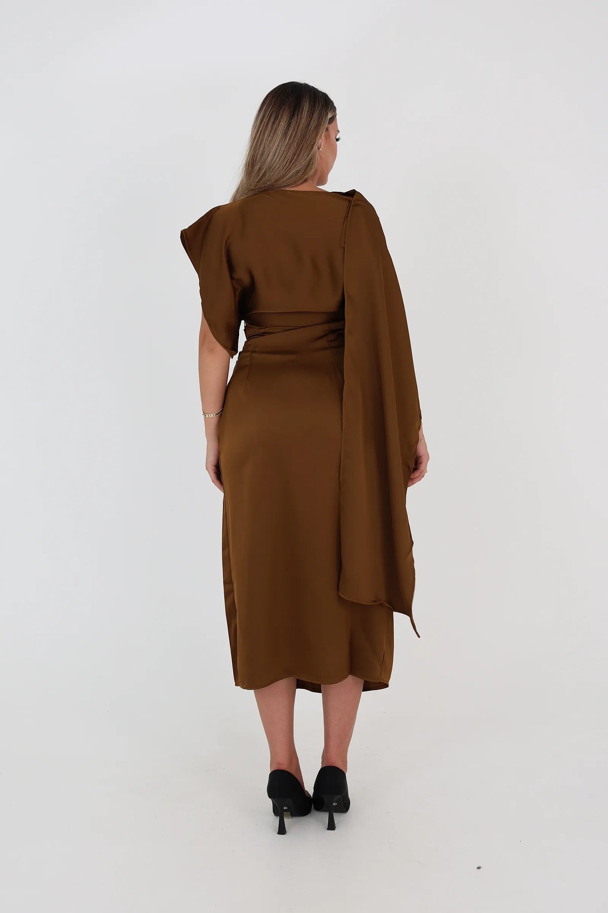 Fustan flowing cape-like