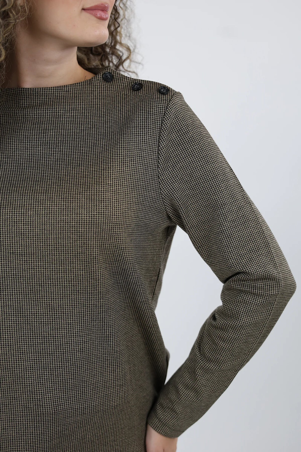Bluze shoulder buttons