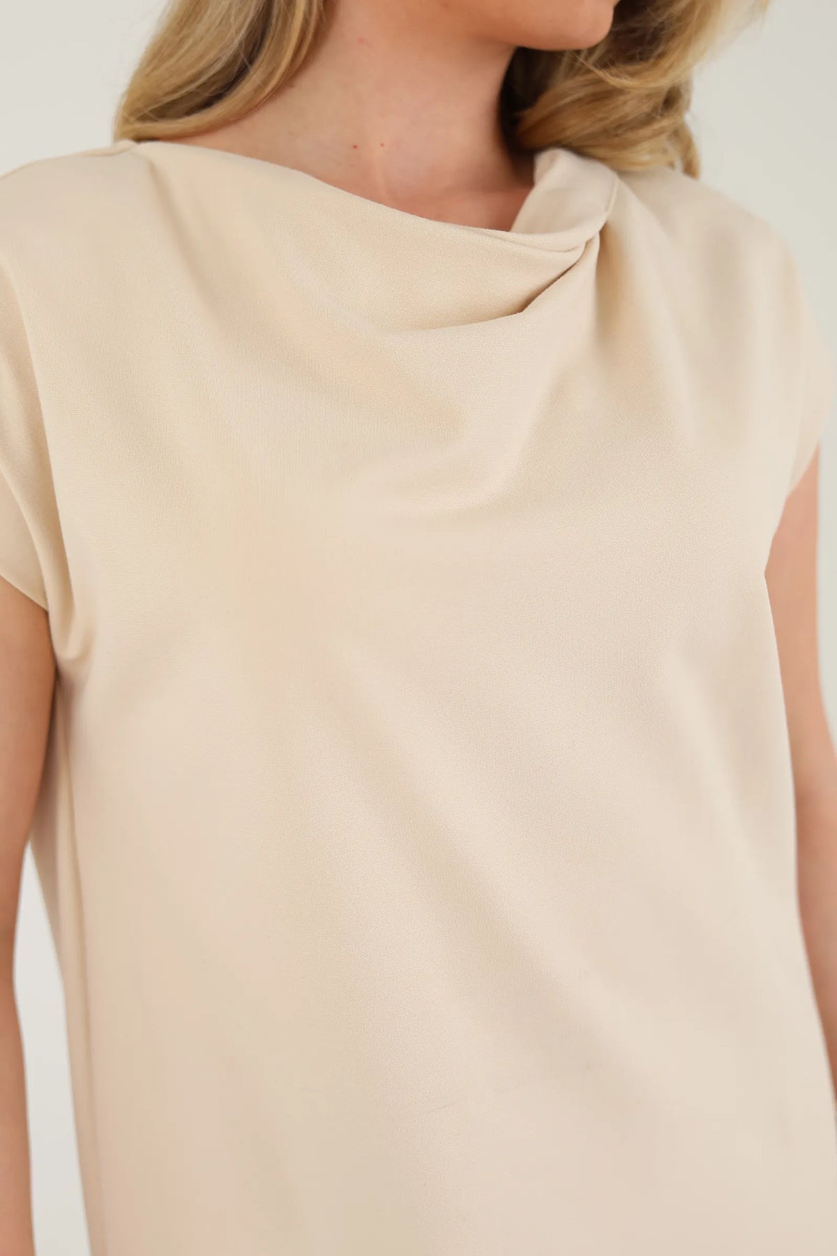 Fustan cowl neck