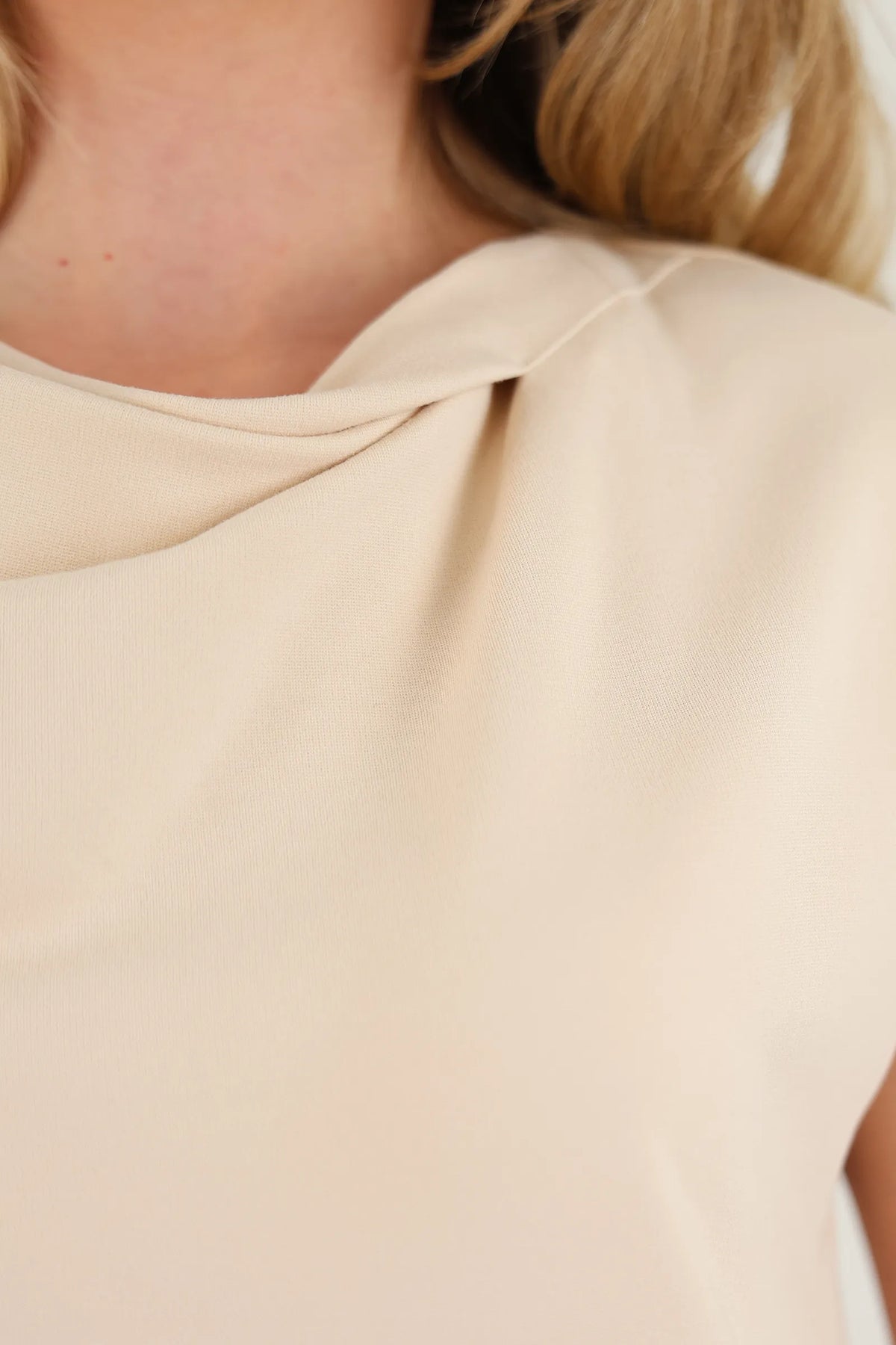 Fustan cowl neck